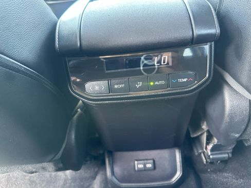 Used 2023 Toyota Highlander XLE AWD/4WD image 17