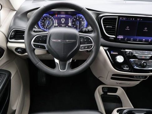 Used 2024 Chrysler Pacifica Touring-L image 4