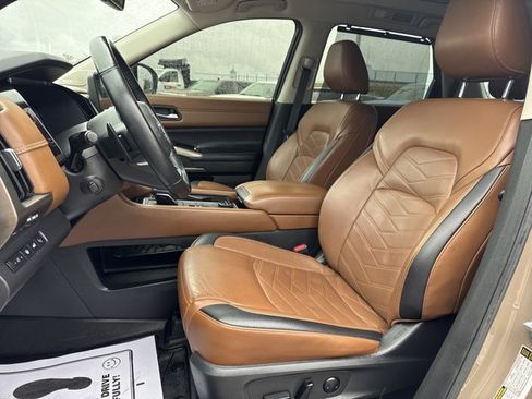 Used 2023 Nissan Pathfinder Platinum image 9