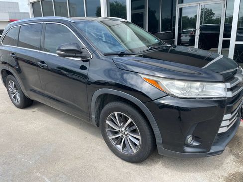 Used 2017 Toyota Highlander XLE FWD image 3