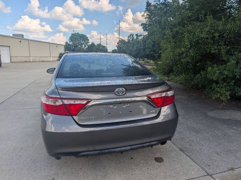 Used 2017 Toyota Camry SE w/ Moonroof Package FWD image 2
