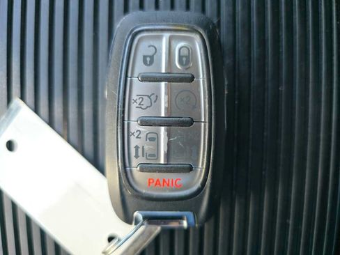 Used 2025 Chrysler Pacifica Limited FWD image 22