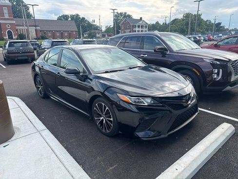 Used 2020 Toyota Camry SE w/ Moonroof Package AWD/4WD image 5