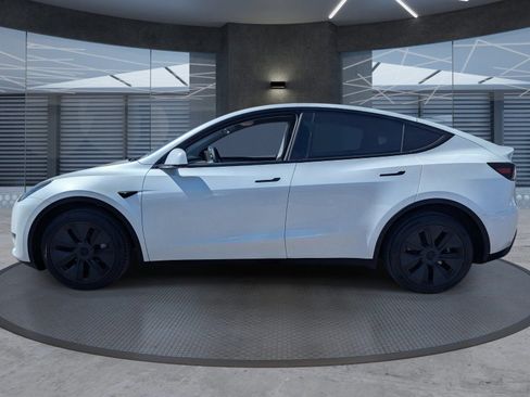 Used 2025 Tesla Model Y Long Range image 3