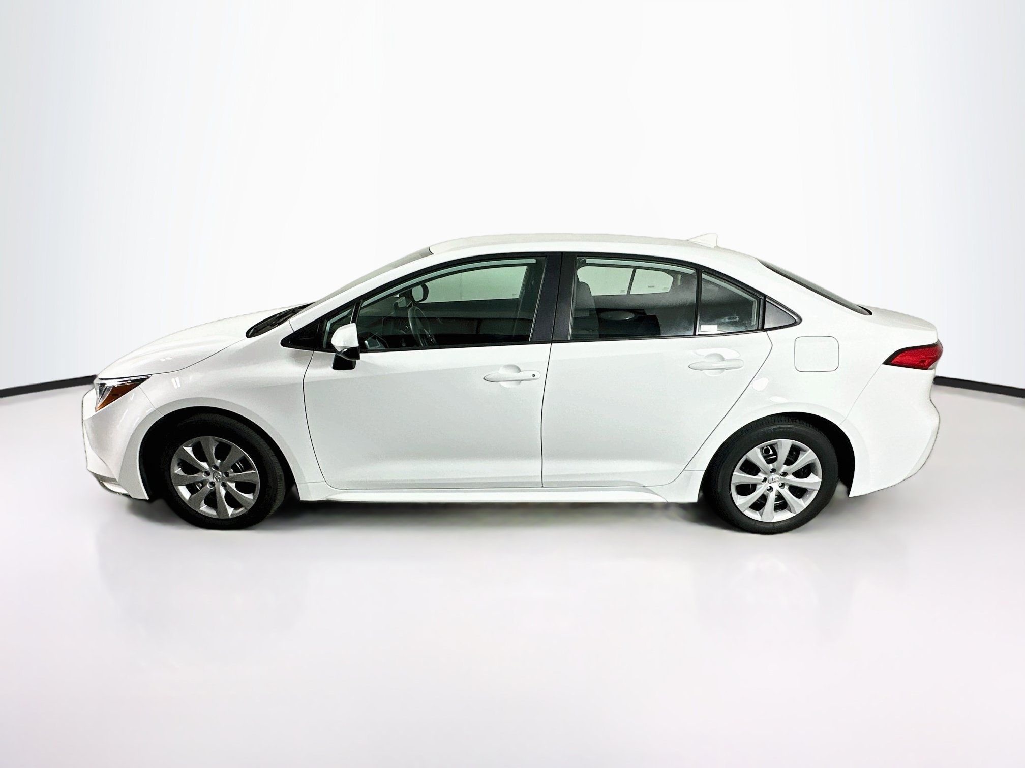 Used 2025 Toyota Corolla LE FWD image 4