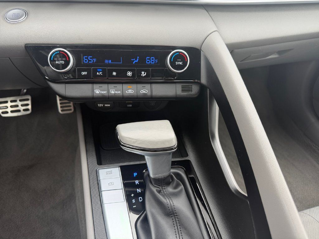 Used 2025 Hyundai Elantra Sport FWD image 11