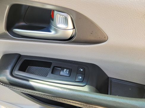 Used 2023 Chrysler Pacifica Touring-L FWD image 7