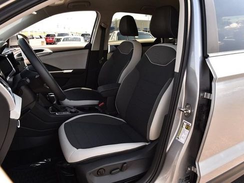 Used 2025 Volkswagen Taos SE AWD/4WD image 19
