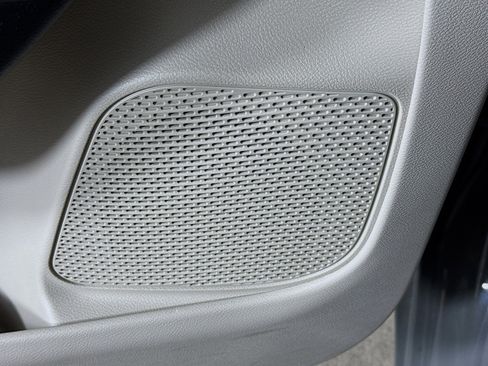 Used 2023 Chrysler Pacifica Touring-L image 21