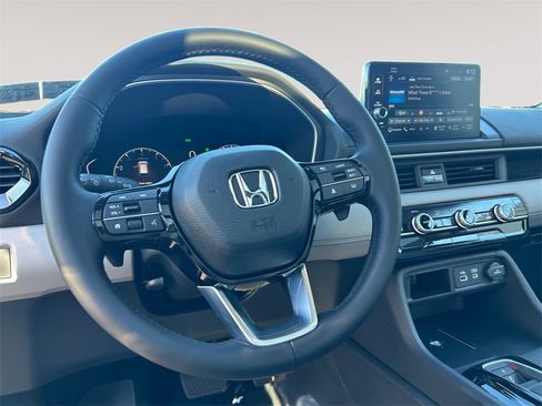 New 2025 Honda Pilot Touring image 12