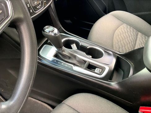 Used 2021 Chevrolet Equinox LT FWD image 16