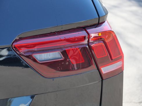 Certified 2024 Volkswagen Tiguan SE w/ Panoramic Sunroof Package FWD image 17