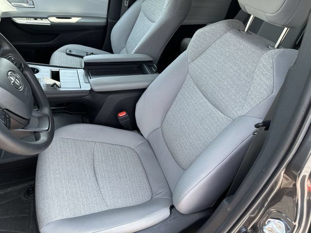 Used 2025 Toyota Sienna LE AWD/4WD image 15
