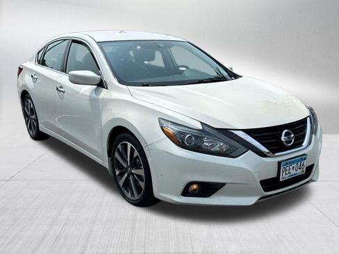 Used 2017 Nissan Altima 2.5 SR FWD image 2