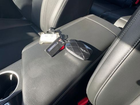 Used 2025 Genesis G70 2.5T image 22