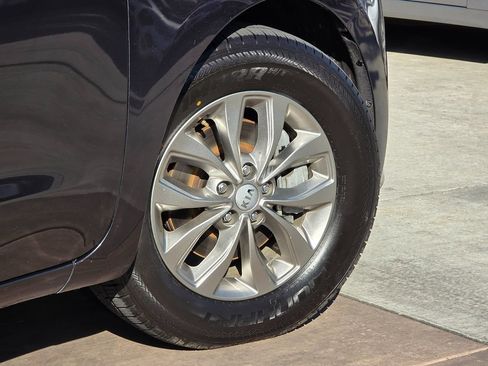 Used 2019 Kia Sedona LX image 14