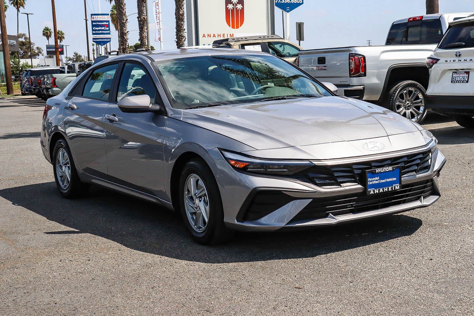 Used 2025 Hyundai Elantra SE w/ Cargo Package FWD image 3