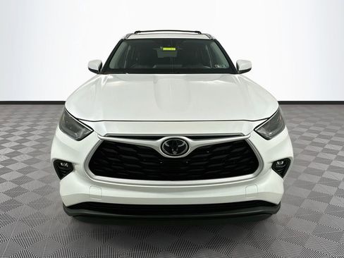Used 2023 Toyota Highlander XLE AWD/4WD image 2