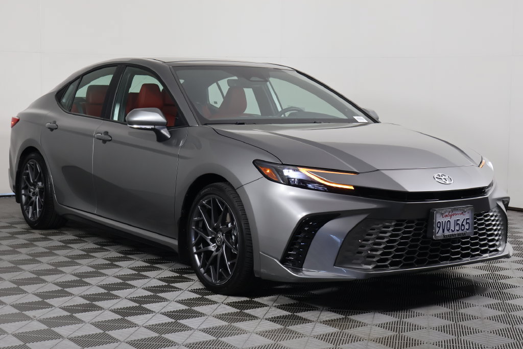 Used 2025 Toyota Camry XSE FWD image 3