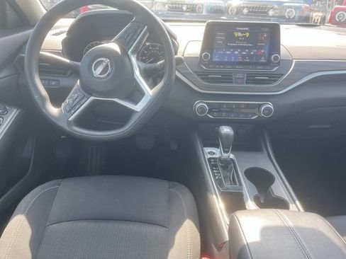 Used 2025 Nissan Altima 2.5 SV FWD image 12