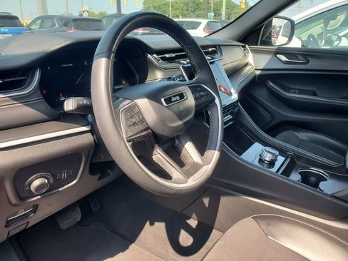 Used 2024 Jeep Grand Cherokee Altitude AWD/4WD image 12