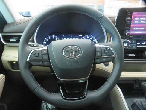 Used 2021 Toyota Highlander XLE FWD image 32
