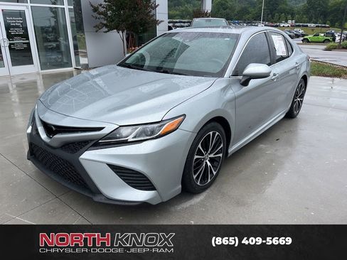 Used 2020 Toyota Camry SE FWD image 1