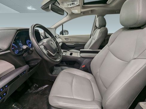 Used 2023 Toyota Sienna XLE image 4