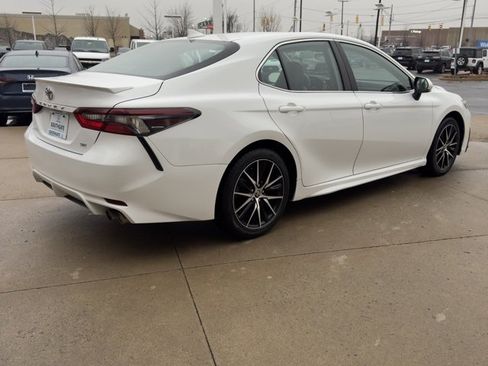 Used 2024 Toyota Camry SE image 3