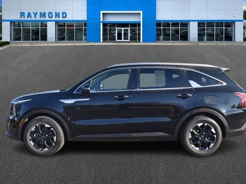 Used 2025 Kia Sorento S image 6