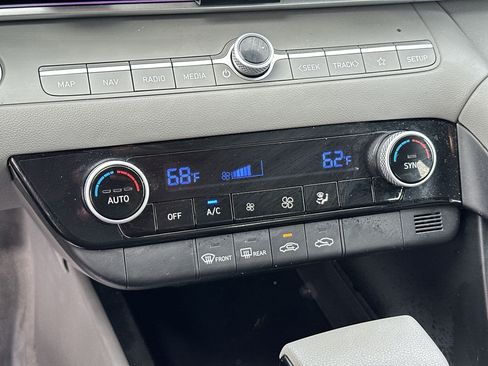 Used 2024 Hyundai Elantra SEL FWD image 16