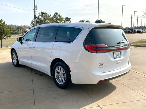 Used 2025 Chrysler Pacifica Select image 4