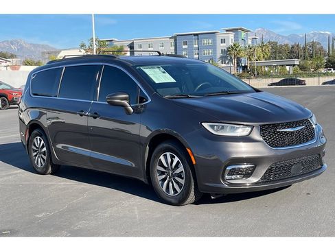 Used 2021 Chrysler Pacifica Touring w/ Uconnect Theater Family Group image 8