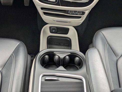 Used 2024 Chrysler Pacifica Touring-L FWD image 19