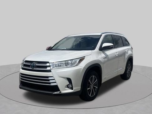 Used 2018 Toyota Highlander XLE AWD/4WD image 1