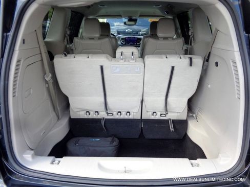 Used 2021 Chrysler Pacifica Touring-L FWD image 24