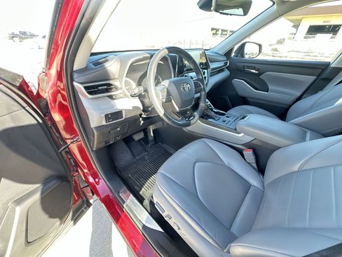 Used 2021 Toyota Highlander XLE image 10