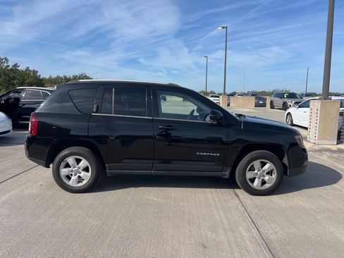 Used 2017 Jeep Compass Latitude image 2
