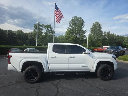 Used 2024 Toyota Tacoma SR5 AWD/4WD image 10