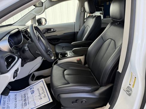Used 2024 Chrysler Pacifica Touring-L FWD image 11