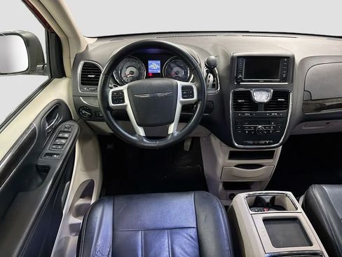 Used 2015 Chrysler Town & Country Touring w/ Driver Convenience Group FWD image 2