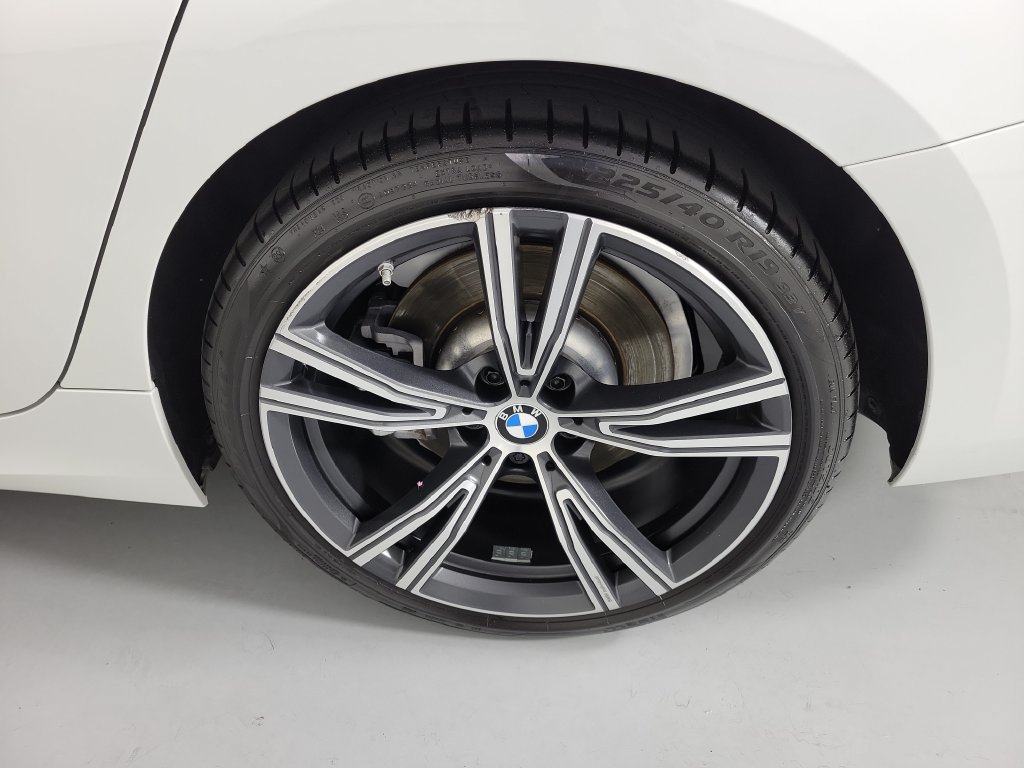 Used 2023 BMW 330i Sedan w/ Parking Assistance Package RWD image 9