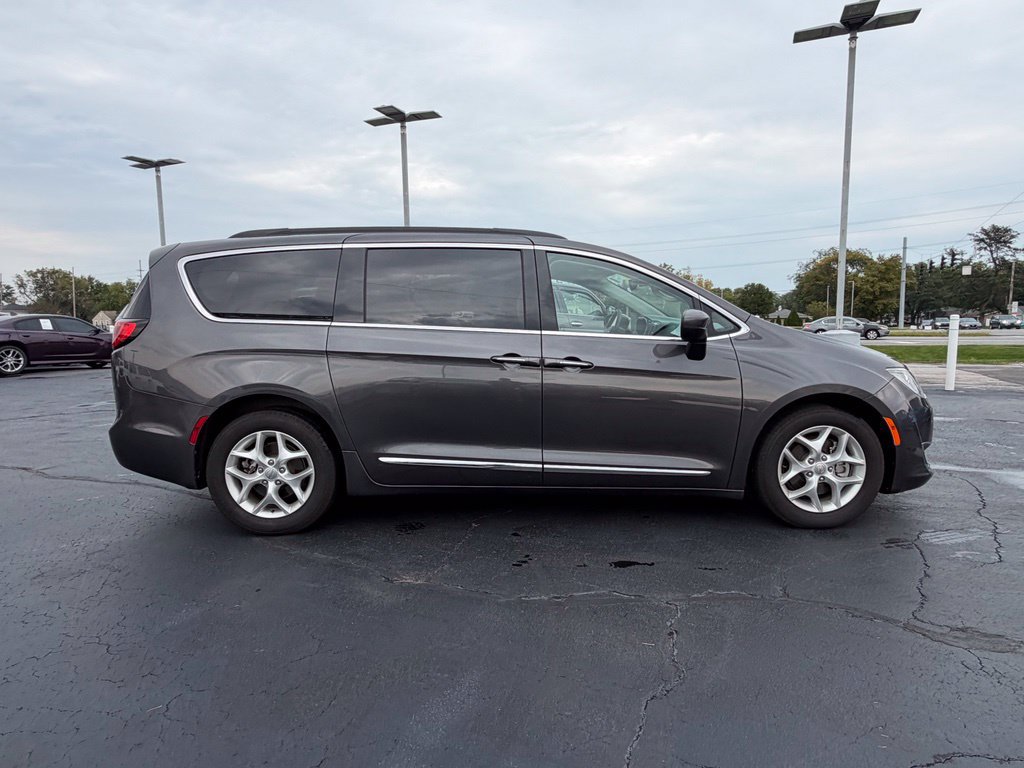 Used 2017 Chrysler Pacifica Touring Plus w/ Tire & Wheel Group FWD image 9
