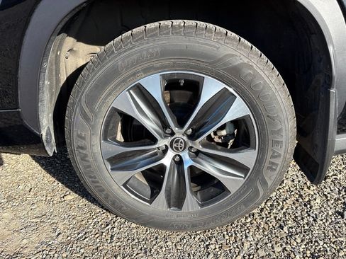 Used 2021 Toyota Highlander XLE AWD/4WD image 6