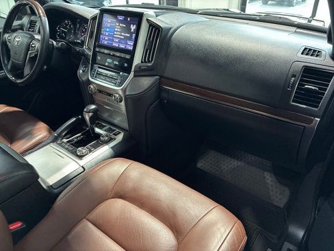 Used 2021 Toyota Land Cruiser image 11