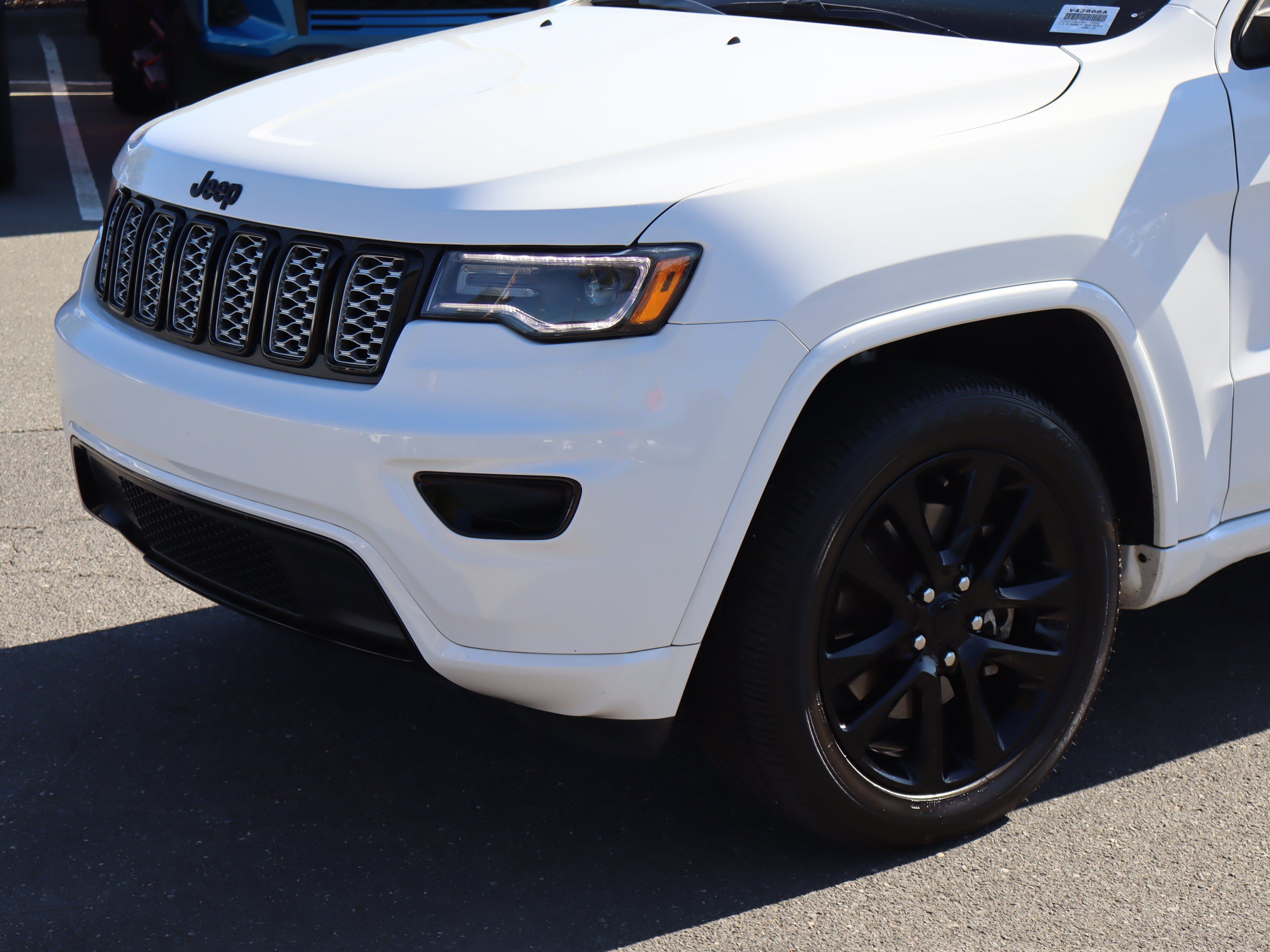 Used 2022 Jeep Grand Cherokee Laredo X AWD/4WD image 6