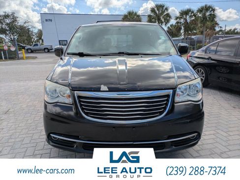 Used 2016 Chrysler Town & Country Touring image 7