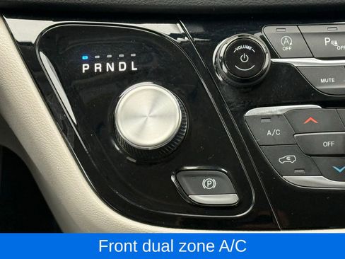 Used 2023 Chrysler Pacifica Touring-L image 26