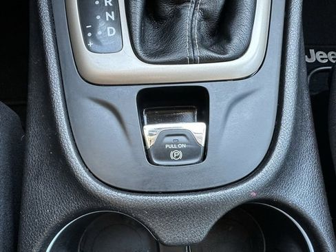 Used 2017 Jeep Cherokee High Altitude w/ Technology Group image 34