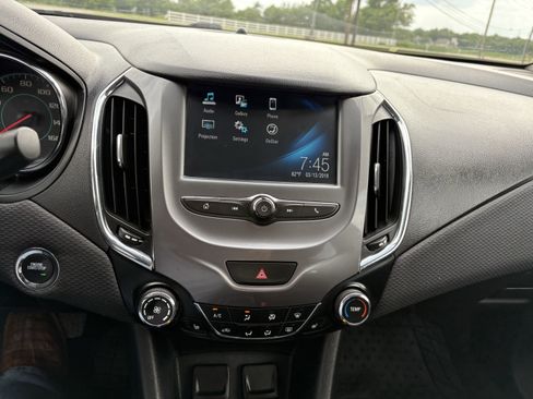 Used 2018 Chevrolet Cruze LT w/ Convenience Package FWD image 13